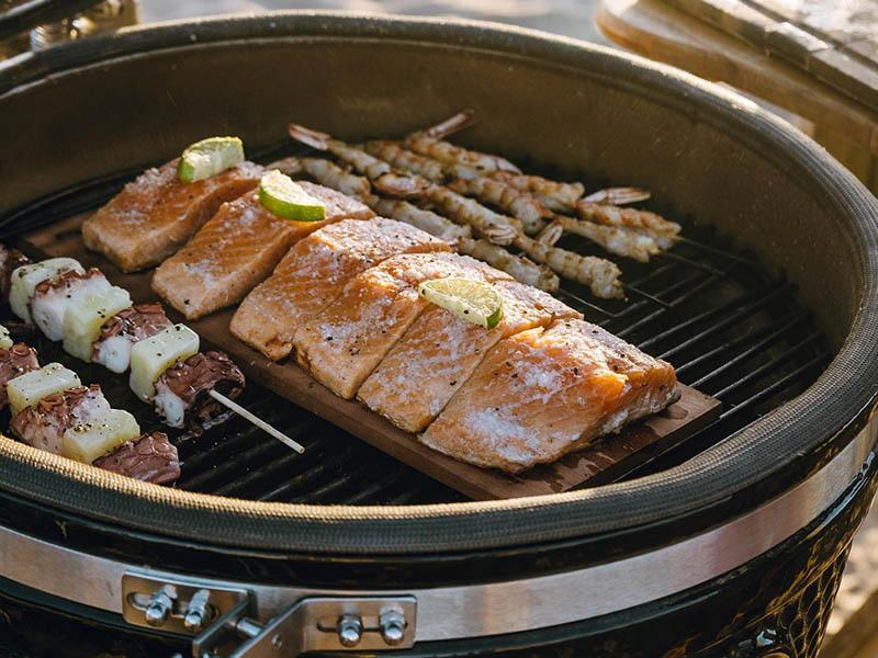 Salmón En Plancha De Cedro Con Salsa De Chile Dulce