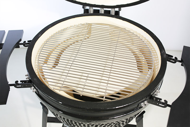 Indirectly cooking in grill kamado oven