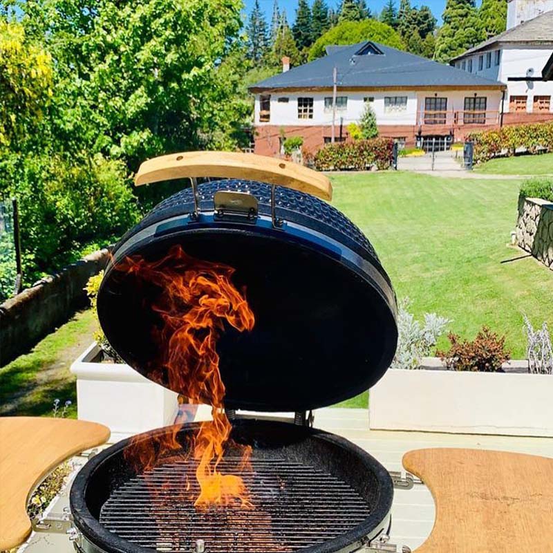 ¿Cuáles son las precauciones de seguridad al utilizar una parrilla de cerámica?